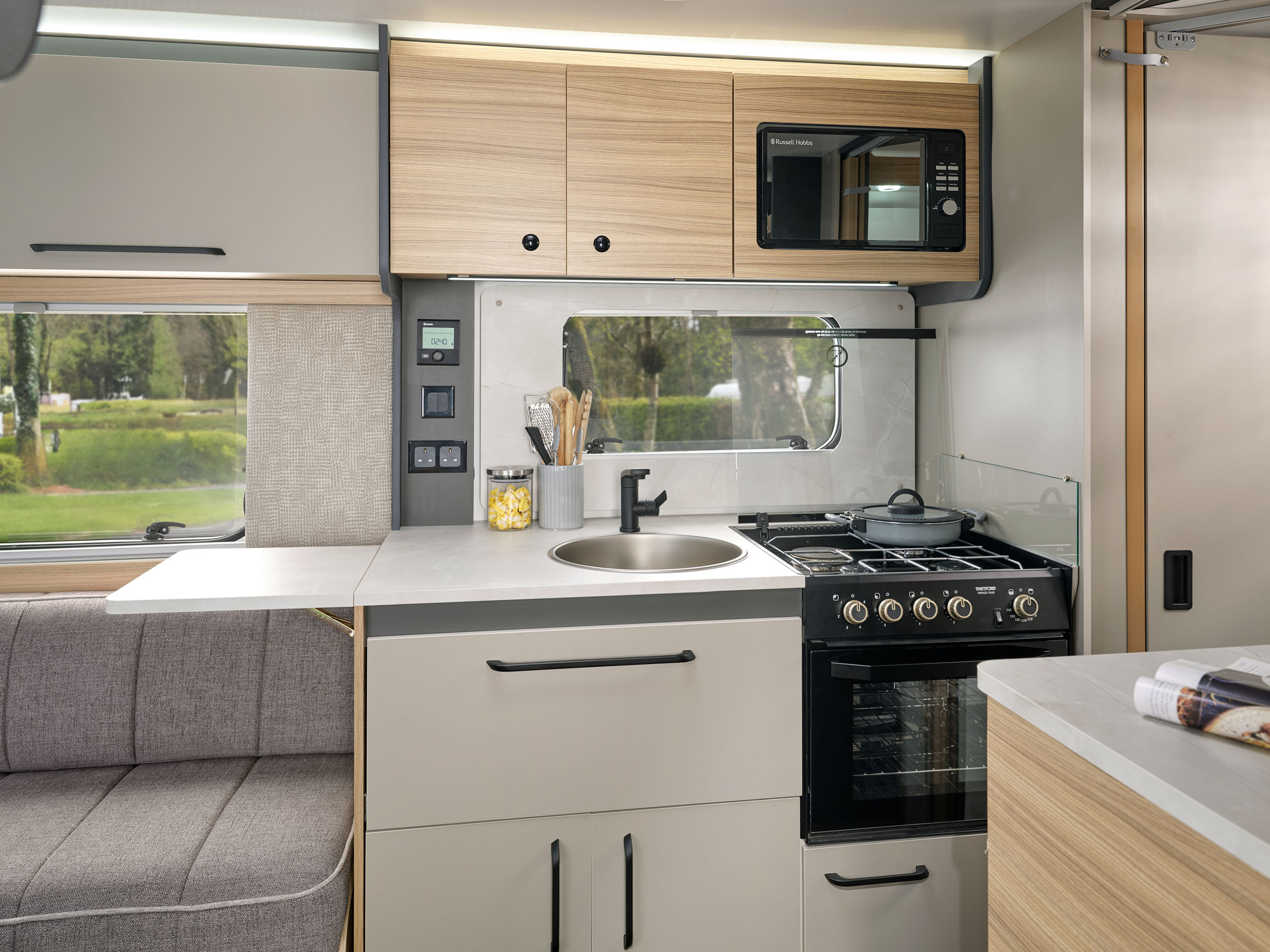 Bailey-Phoenix-Black-Edition-Showcase1