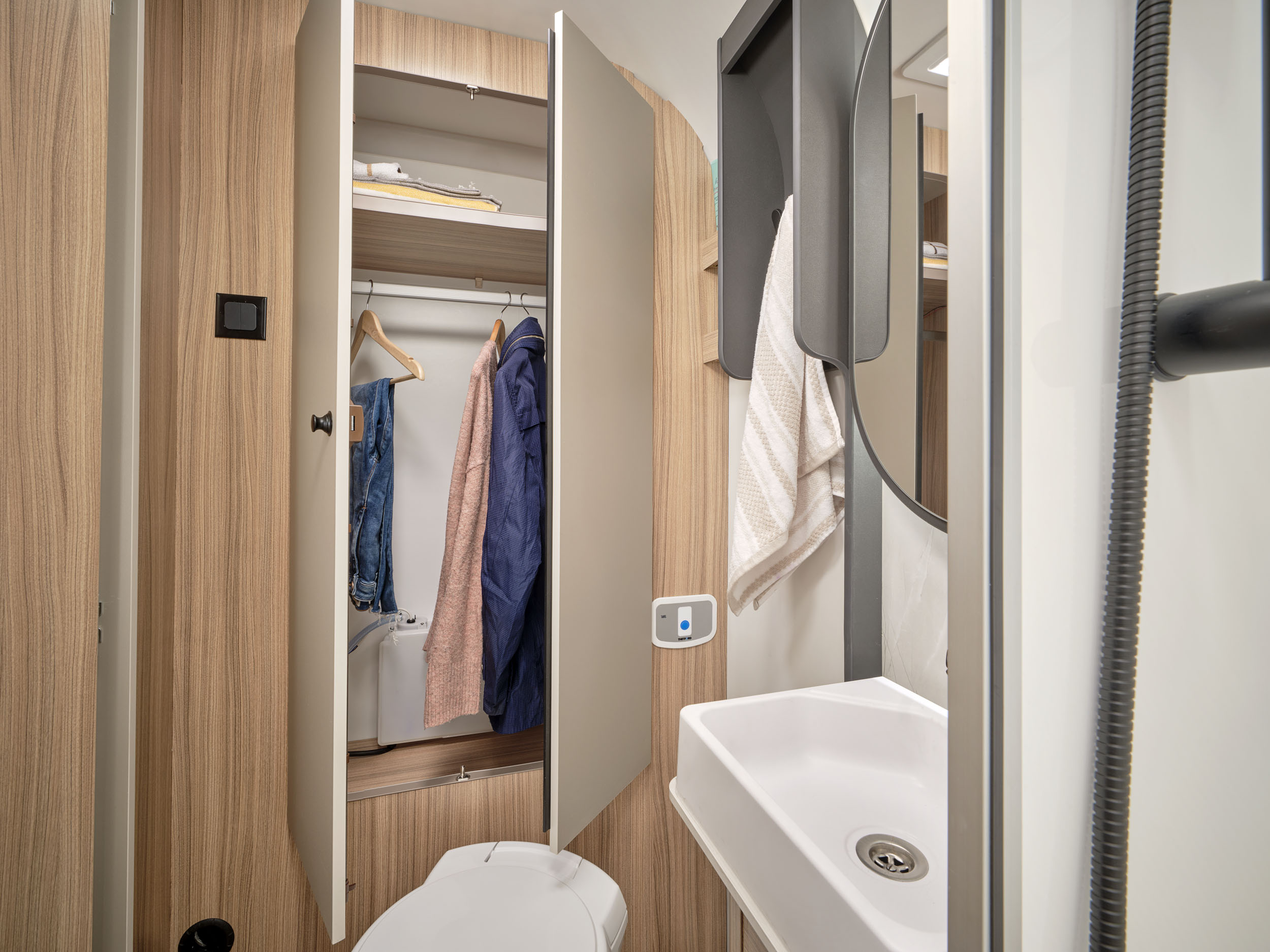 Bailey-Phoenix-Black-Edition-Showcase3